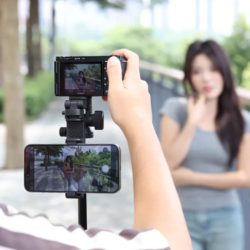 Trípode Ulanzi MT-78 sujetando una cámara Sony y un teléfono durante una grabación de video